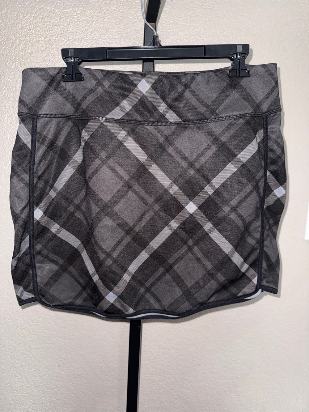 Athleta Plaid Fleece-Lined Skirt in Charcoal and Gray size large